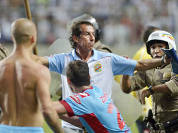 Аргентинские футболисты подрались с полицией на стадионе - ВИДЕО