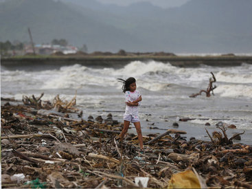 Жертвами тайфуна на Филиппинах стали 27 человек