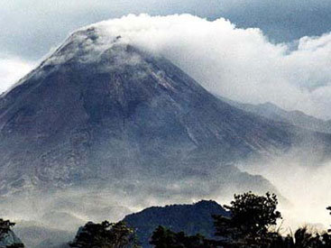 Вулкан в Эквадоре выбросил столп пепла на высоту 10 км