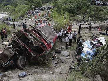 В Гватемале автобус упал в пропасть: более 40 жертв - ФОТО