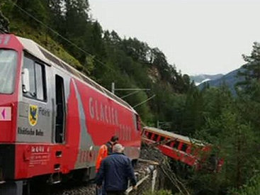 В Швейцарии с рельсов сошел пассажирский поезд - ОБНОВЛЕНО - ФОТО