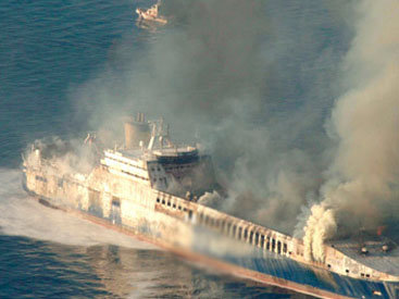 Азербайджанские спасатели тушат российский танкер на Каспии