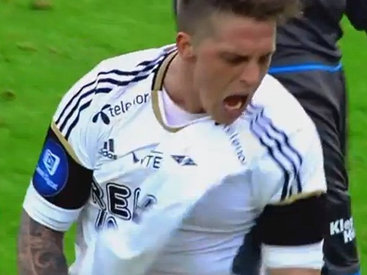 Датский футболист укусил и "вырвал" на женщину-полицейского
