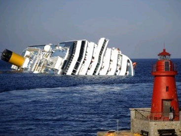 Costa Concordia отбуксируют с места крушения не ранее сентября 2013 года