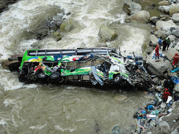 Пассажирский автобус сорвался со склона: 12 погибших