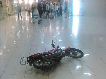 Пьяный байкер въехал в здание аэропорта