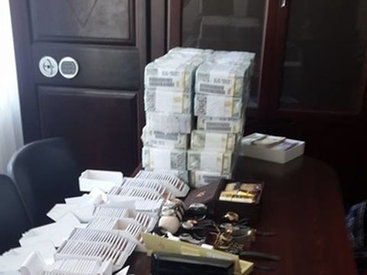 В Украине у бывшего министра изъяли золотые слитки и миллионы долларов - ВИДЕО