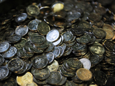 В Иркутске работодатель выплатил зарплату ведрами монет