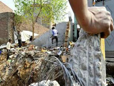 В Китае 4 человека скончались под обрушившейся стеной