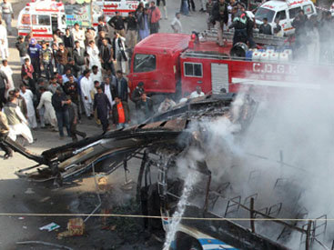 В Пакистане автобус врезался в толпу людей: 14 жертв