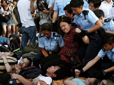 В Гонконге начали разбирать баррикады после митингов