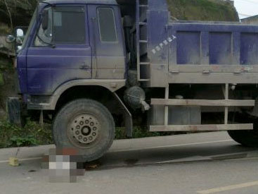 Каменное сердце: В Китае водитель грузовика намеренно раздавил 5-летнего мальчика – ОБНОВЛЕНО - ФОТО - ВИДЕО