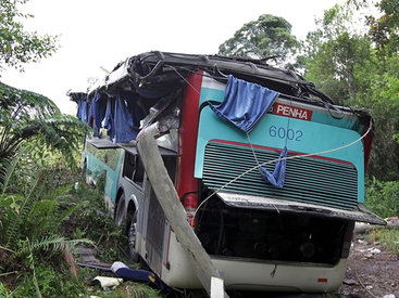 Автобус со спортсменами врезался в грузовик, погиб 31 человек