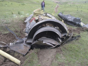 Американский самолет развалился на две части в воздухе в Киргизии - ОБНОВЛЕНО - ФОТО