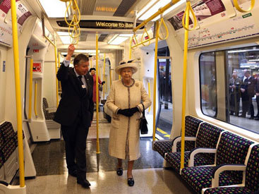 Британская королева спустилась в лондонскую подземку - ОБНОВЛЕНО - ФОТО