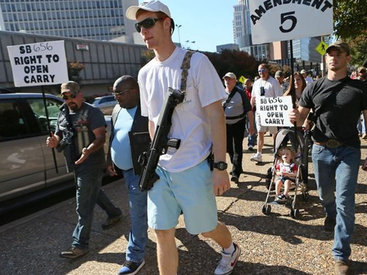 В США десятки вооруженных протестующих вышли на улицы - ФОТО
