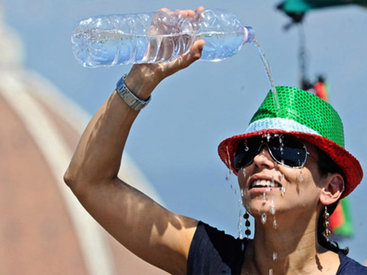 Итальянцы спасаются от аномальной жары