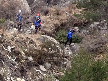 Французские спасатели транспортируют тела жертв разбившегося A320
