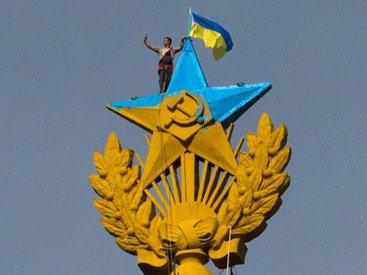 В Москве шпиль высотки превратили в флаг Украины - ФОТО