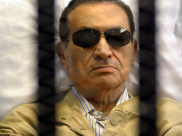 С Мубарака сняли еще одно обвинение, но оставили в тюрьме