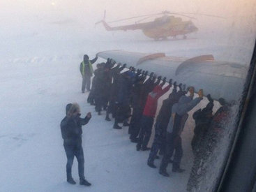 Пассажирам пришлось толкать примерзший к полосе самолет - ФОТО - ВИДЕО