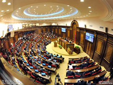 В парламенте Армении проходит закрытое заседание по судьбе драма