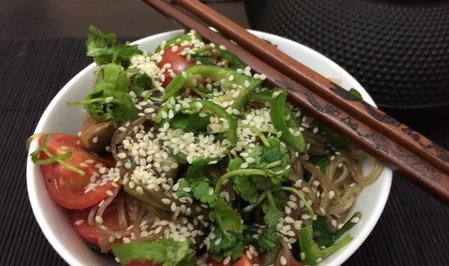 Азиатский салат с грибами, шпинатом и стеклянной лапшой - Пошаговый рецепт - ФОТО