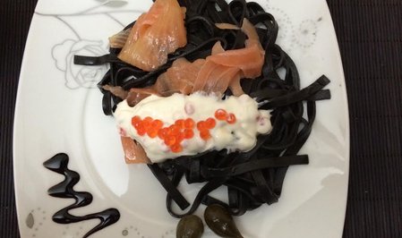 Черная паста с копченым лососем и соусом с красной икрой - Пошаговый рецепт - ФОТО