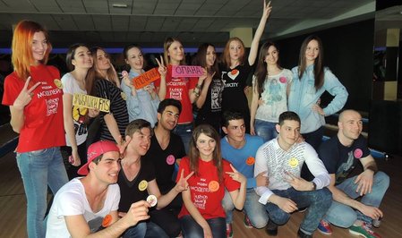 Нешуточные страсти разыгрались на турнире по боулингу между моделями в Баку - ФОТО