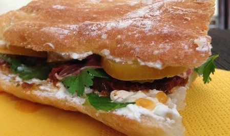 Итальянский завтрак: бутерброд из чиабатты с прошутто - Пошаговый рецепт - ФОТО