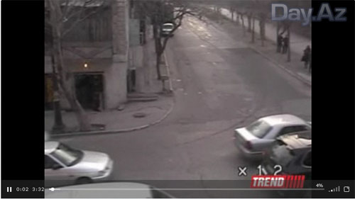 Ужасы на дорогах Баку: автомобиль протаранил людей на остановке - ВИДЕО