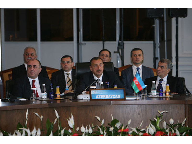 Президент Ильхам Алиев: "Желание народов самоопределиться не должно нарушать территориальной целостности стран" - ОБНОВЛЕНО - ФОТО