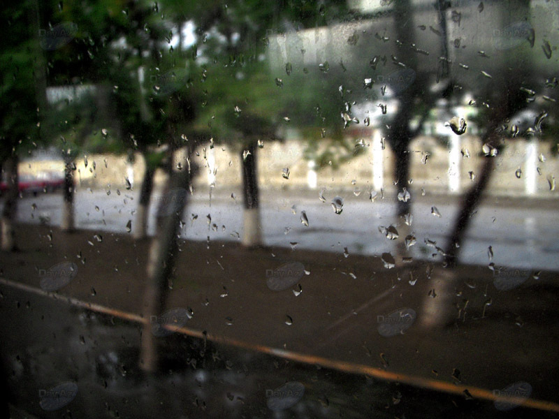 Rain back. Дождь в Баку. Дождливый Баку. В Баку дождливо. Осень в Баку дождь.
