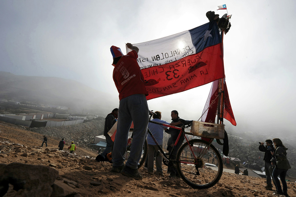 33 чили. Чили шахтеры. Флаг на Холме. 33 Горняка в Чили. 33 Chilean Miners.