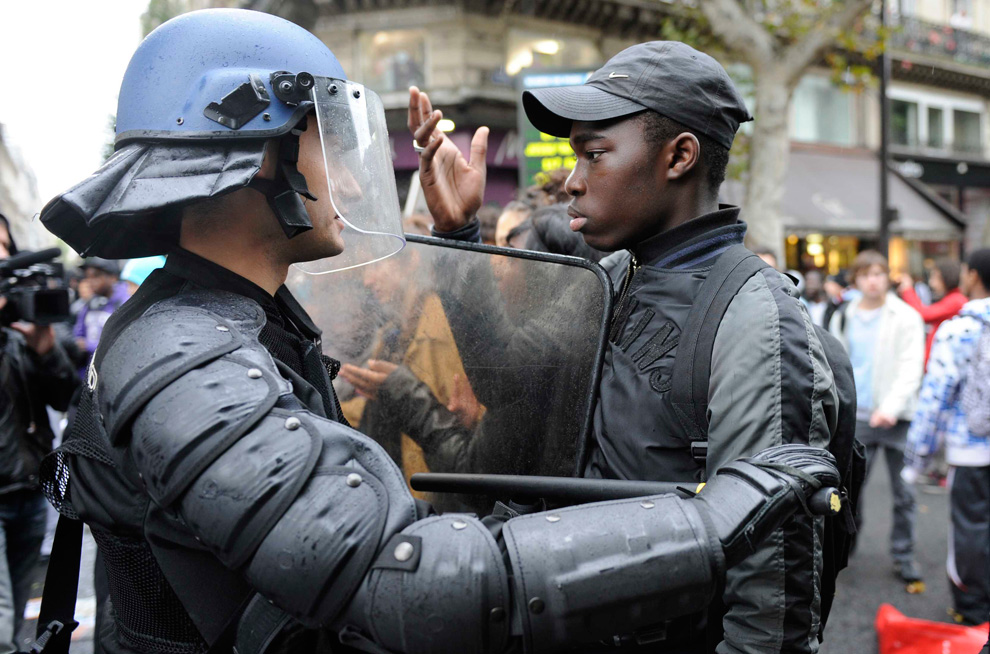 Массовые беспорядки во Франции: Нападения на полицию, демонстрации и акции протеста - ФОТОСЕССИЯ
