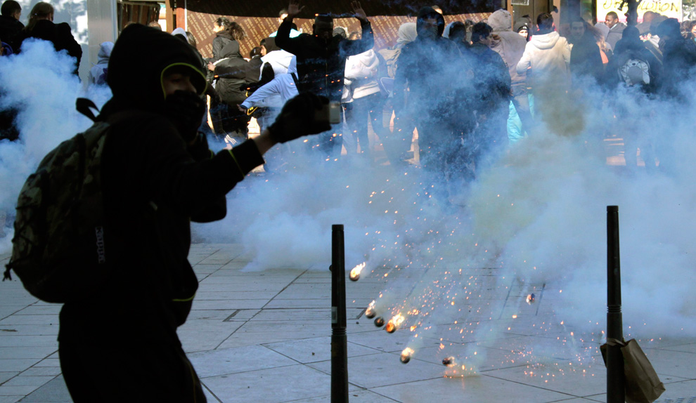 Массовые беспорядки во Франции: Нападения на полицию, демонстрации и акции протеста - ФОТОСЕССИЯ