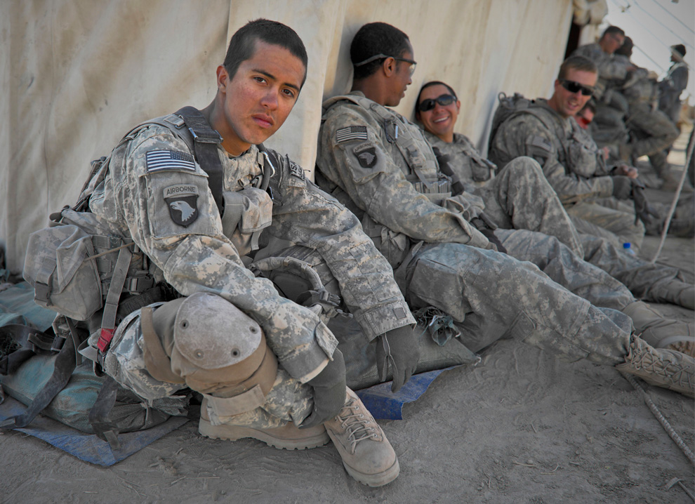 Сколько погибло в ираке. Военная форма США В Афганистане 2001. Солдат армии США В Афганистане. Солдаты США В Афганистане 2001. Американские солдаты в Афганистане.