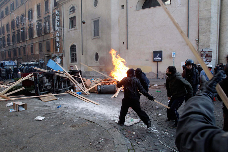 Антиправительственные беспорядки и погромы в Италии - ФОТОСЕССИЯ