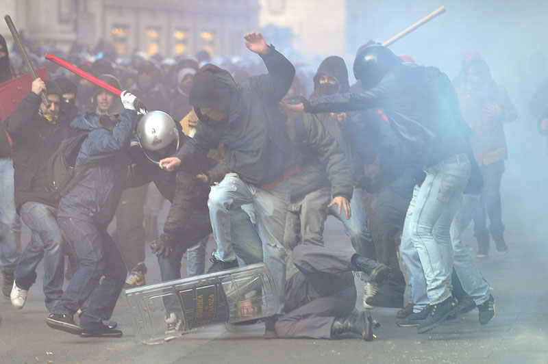Антиправительственные беспорядки и погромы в Италии - ФОТОСЕССИЯ