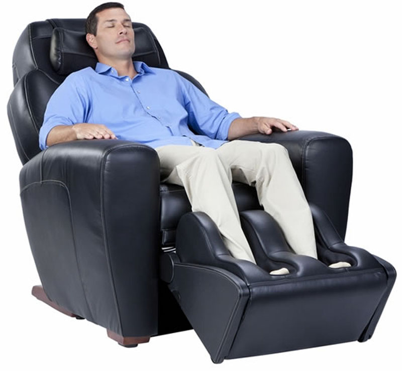 Человек кресло. ACUTOUCH HT-9500x. Человек в массажном кресле. Мужчина в массажном кресле. Парень в кресле.