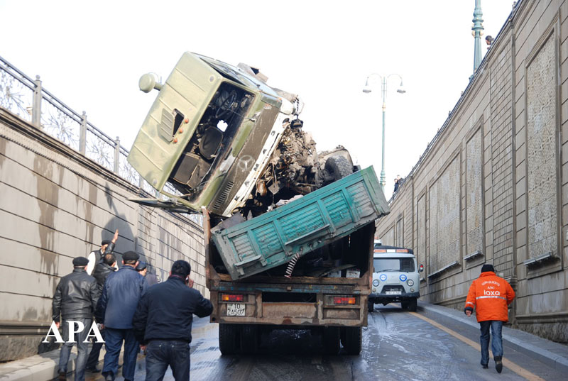 В Баку грузовой трейлер опрокинулся с моста на проезжие машины - ОБНОВЛЕНО - ФОТО