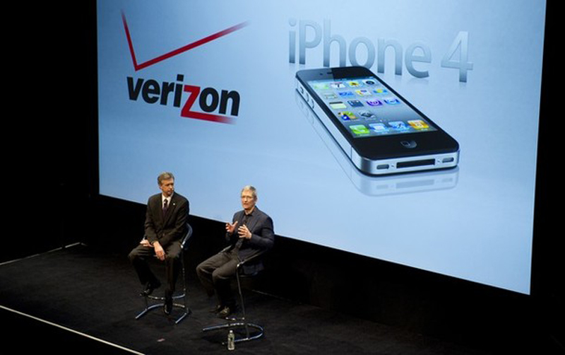 Apple представила новую версию iPhone 4 - ФОТО