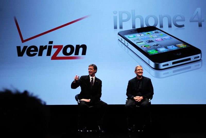 Apple представила новую версию iPhone 4 - ФОТО