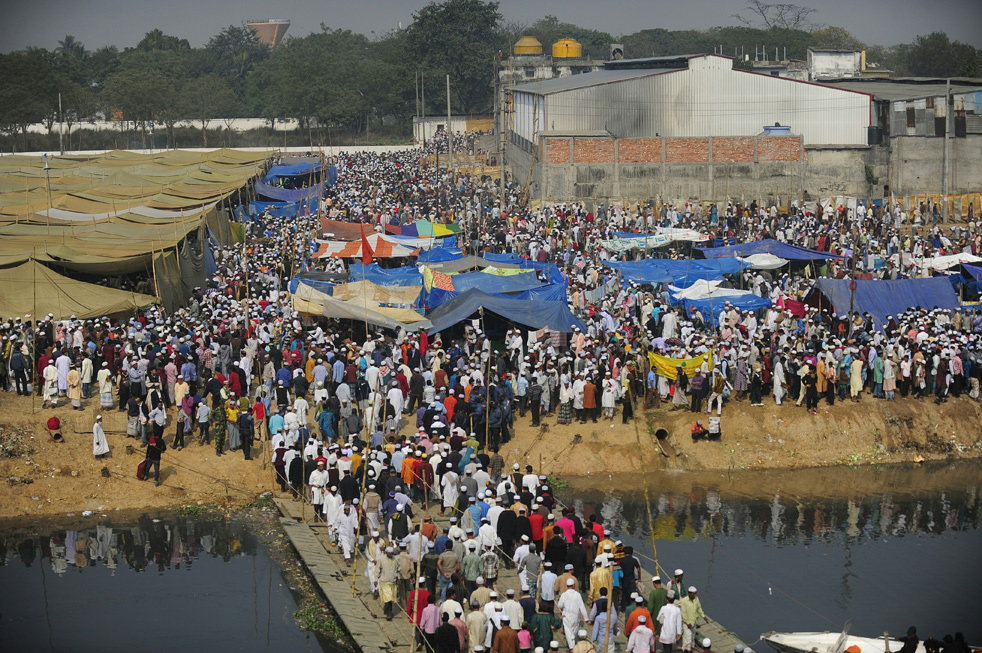 Человек вид сверху. Массовое собрание. Собрание радуги rainbow gathering. Военный университет имени ким ир сена. Япония патриоты молодежь.
