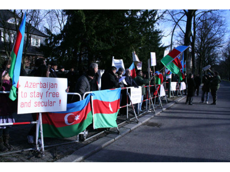 Перед посольством Ирана в Германии проведена акция протеста азербайджанцев - ОБНОВЛЕНО - ФОТО