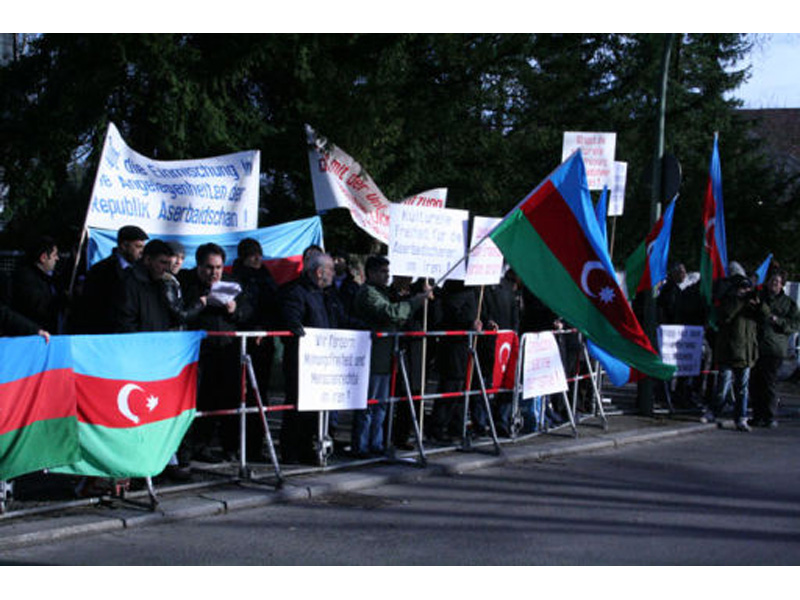 Перед посольством Ирана в Германии проведена акция протеста азербайджанцев - ОБНОВЛЕНО - ФОТО