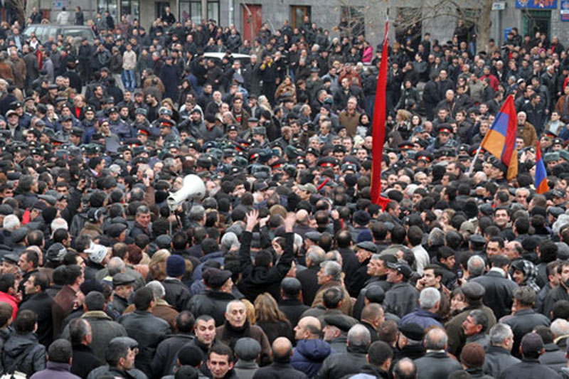 Армянская оппозиция требует отставки правительства, в Ереван введены войска - ОБНОВЛЕНО - ФОТО