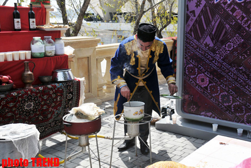В Баку отмечается светлый праздник Новруз - ФОТОСЕССИЯ
