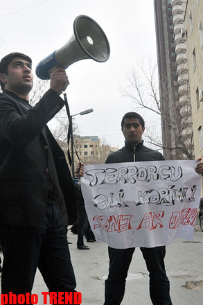 В Баку молодые люди провели очередной пикет перед домом главы оппозиционной партии - ОБНОВЛЕНО - ФОТО