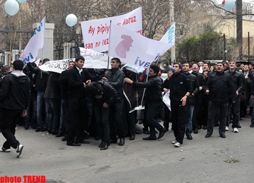 В Баку молодые люди провели очередной пикет перед домом главы оппозиционной партии - ОБНОВЛЕНО - ФОТО